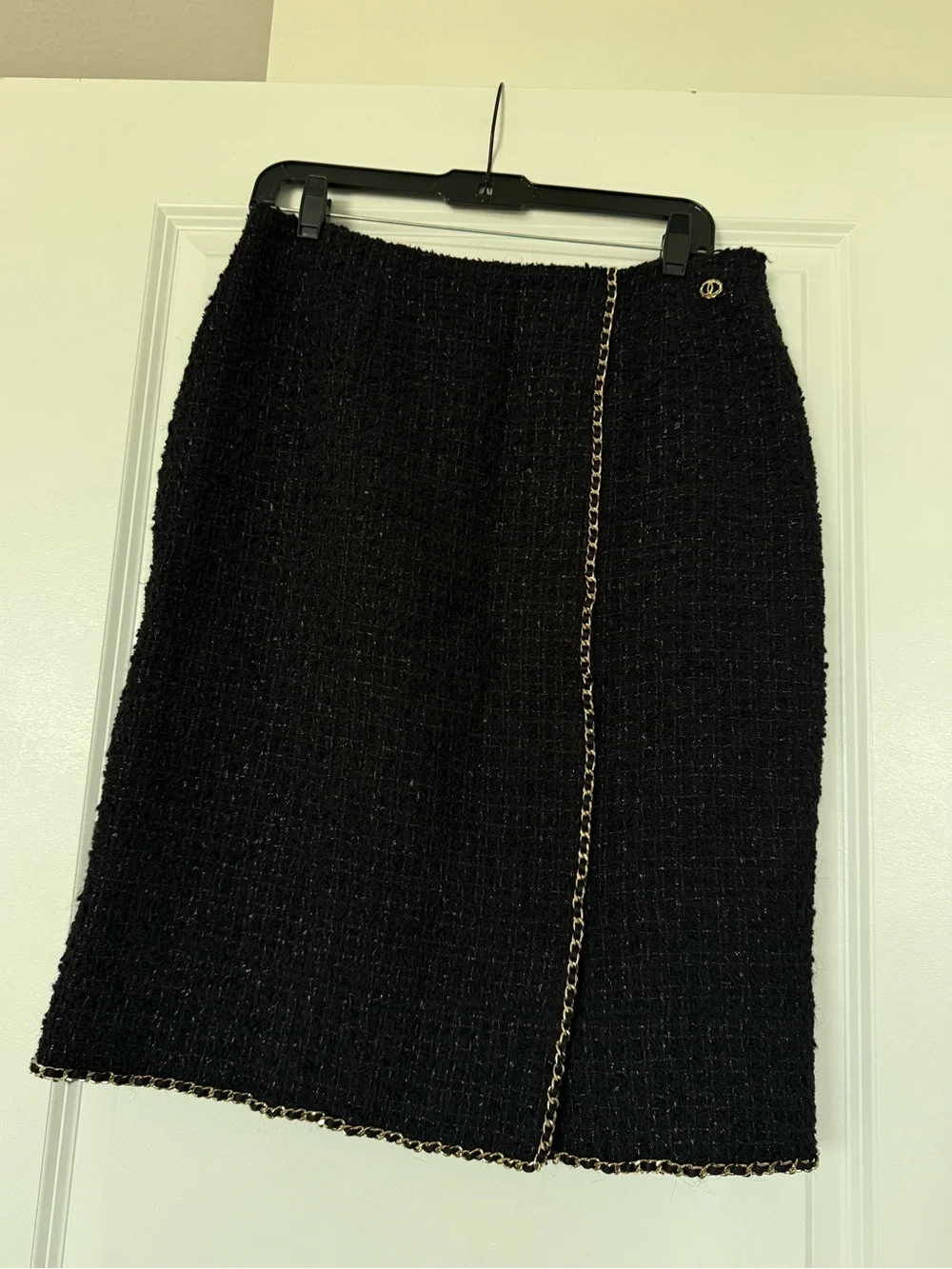 CHANEL Black Bouclé Pencil Skirt with Gold Chain Trim CHANEL IRIDESCENT TWEED 38